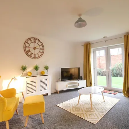 4 Dbl Beds, Modern Apartment, Free Parking And Home-From-Home Wakefield Exterior photo