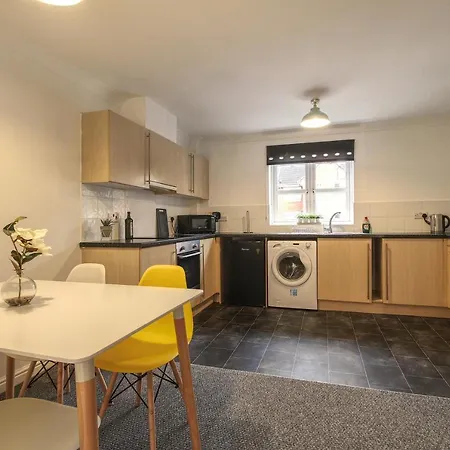 4 Dbl Beds, Modern Apartment, Free Parking And Home-From-Home Wakefield Exterior photo