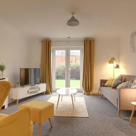 4 Dbl Beds, Modern Apartment, Free Parking And Home-From-Home Wakefield Exterior photo