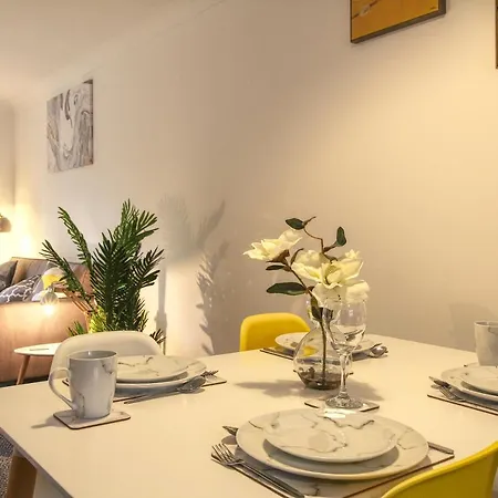 4 Dbl Beds, Modern Apartment, Free Parking And Home-From-Home Wakefield Exterior photo