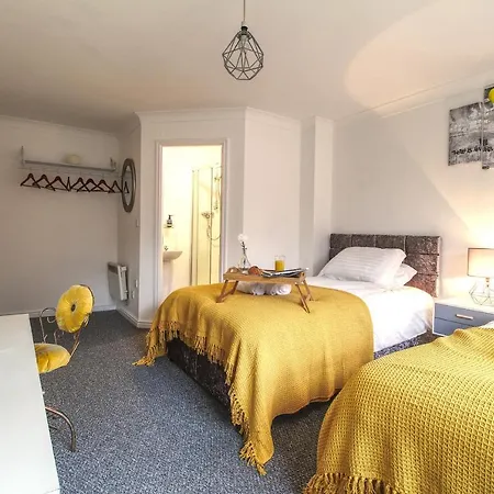 4 Dbl Beds, Modern Apartment, Free Parking And Home-From-Home Wakefield Exterior photo