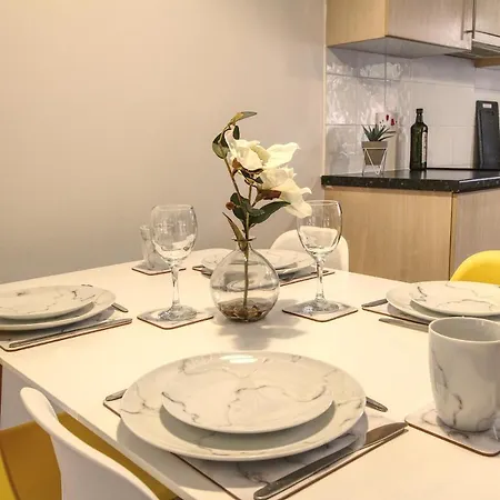4 Dbl Beds, Modern Apartment, Free Parking And Home-From-Home Wakefield Exterior photo