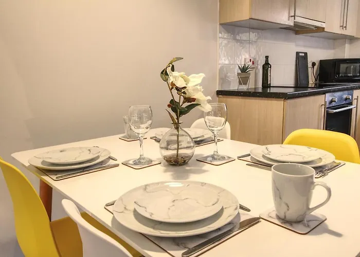 4 Dbl Beds, Modern Apartment, Free Parking And Home-From-Home
