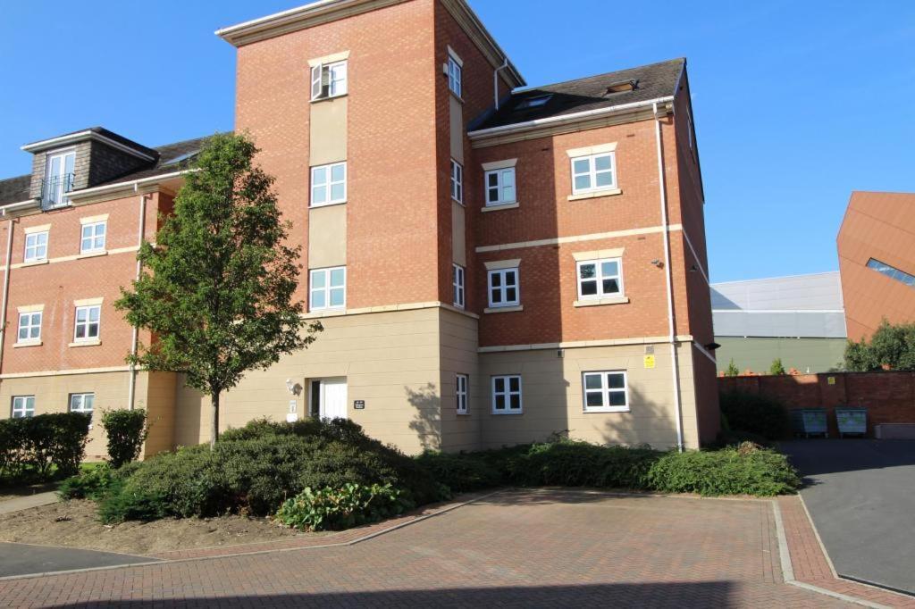Apartment 4 Dbl Beds, Modern Apartment, Free Parking And Home-from-home *