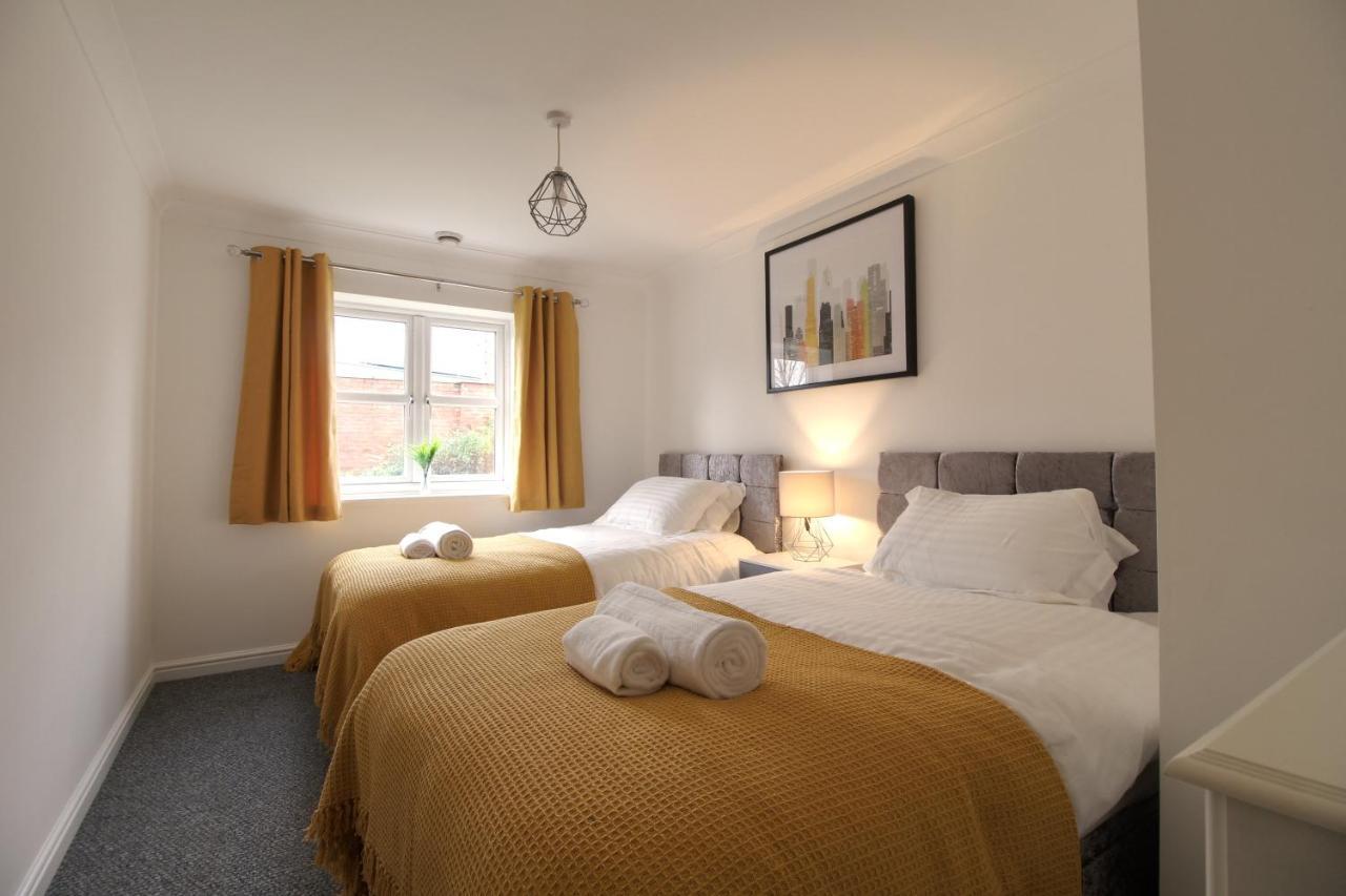 Apartment 4 Dbl Beds, Modern Apartment, Free Parking And Home-from-home *