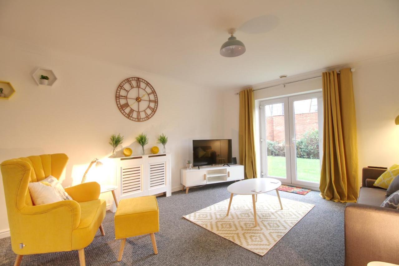 4 Dbl Beds, Modern Apartment, Free Parking And Home-from-home *