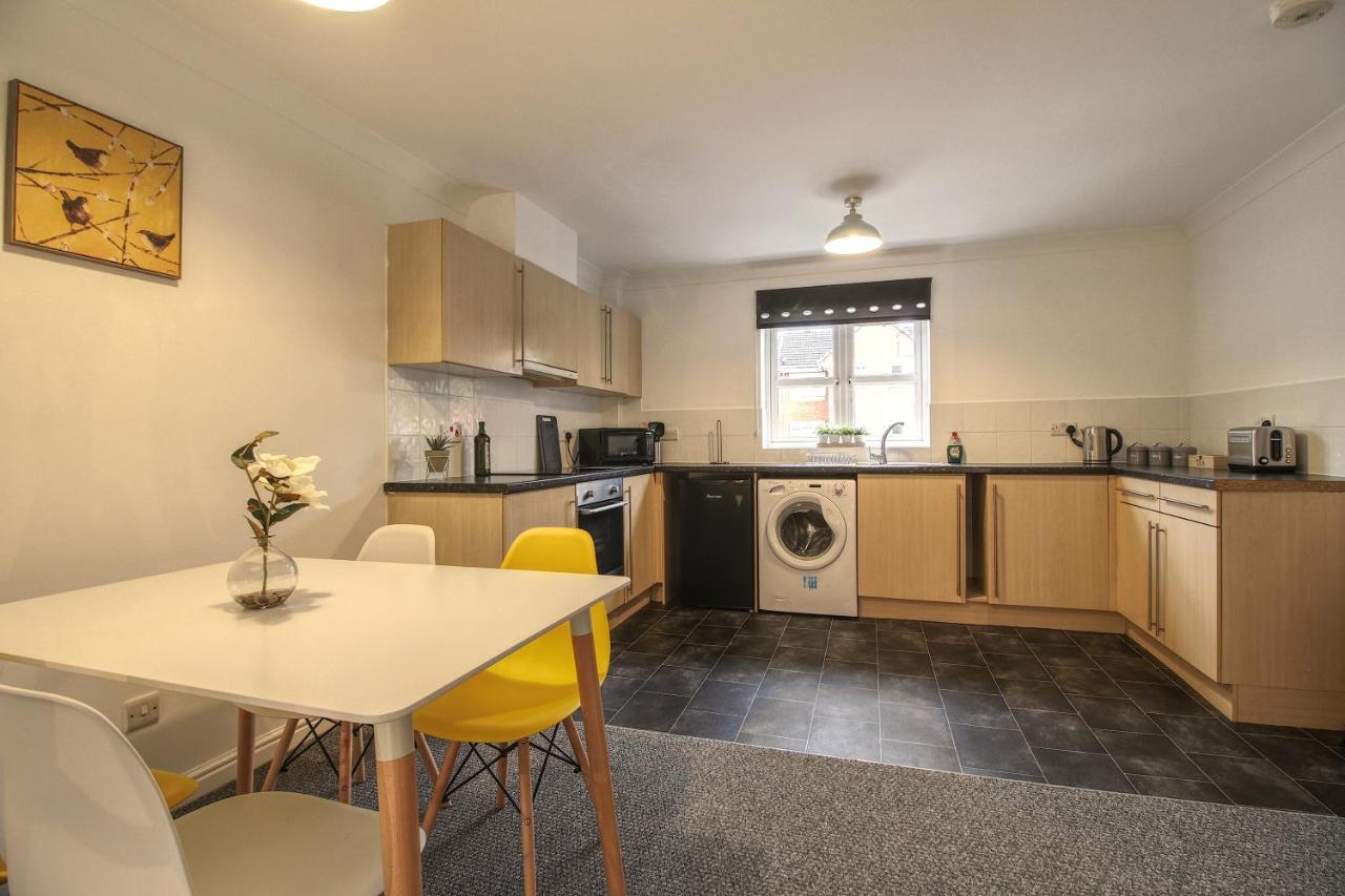 4 Dbl Beds, Modern Apartment, Free Parking And Home-from-home Apartment Wakefield