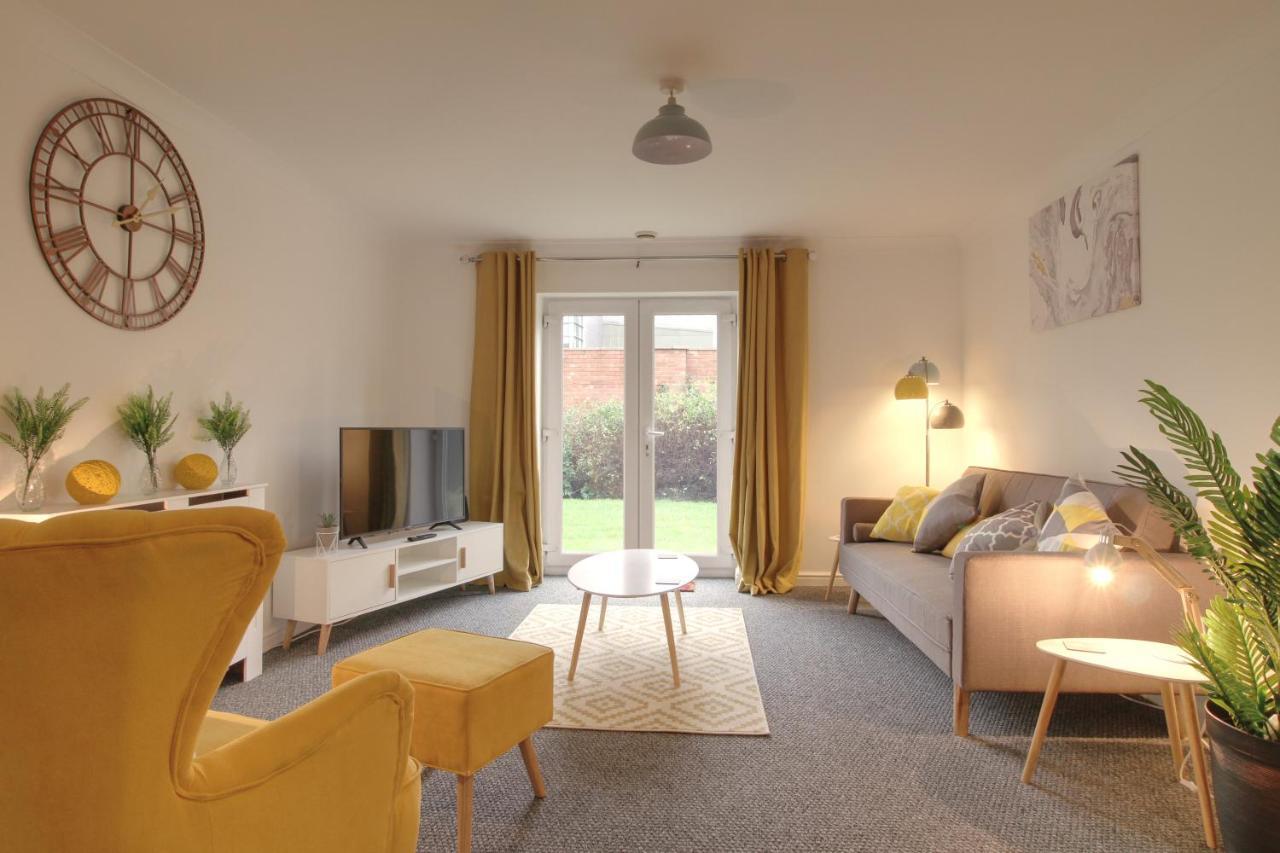 4 Dbl Beds, Modern Apartment, Free Parking And Home-from-home