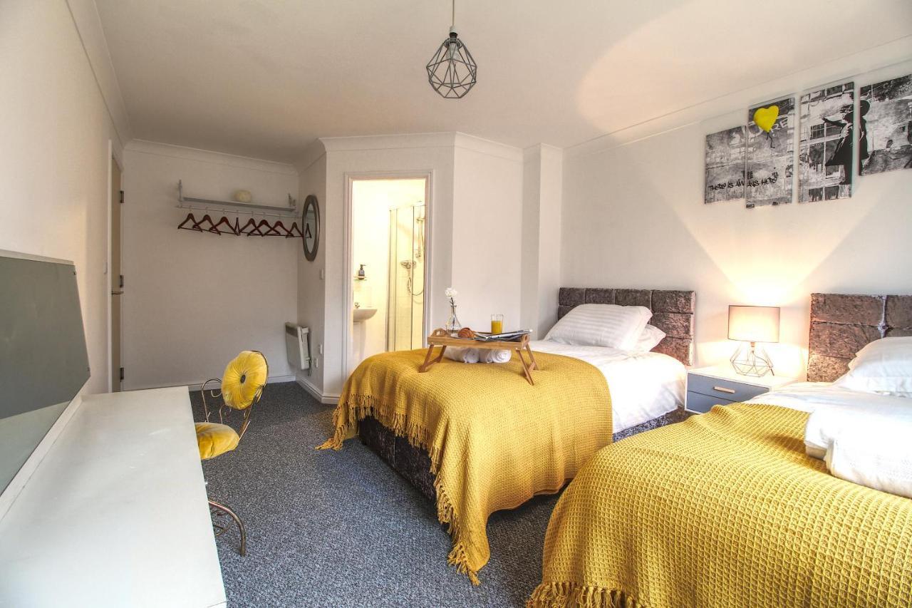 4 Dbl Beds, Modern Apartment, Free Parking And Home-from-home Apartment
