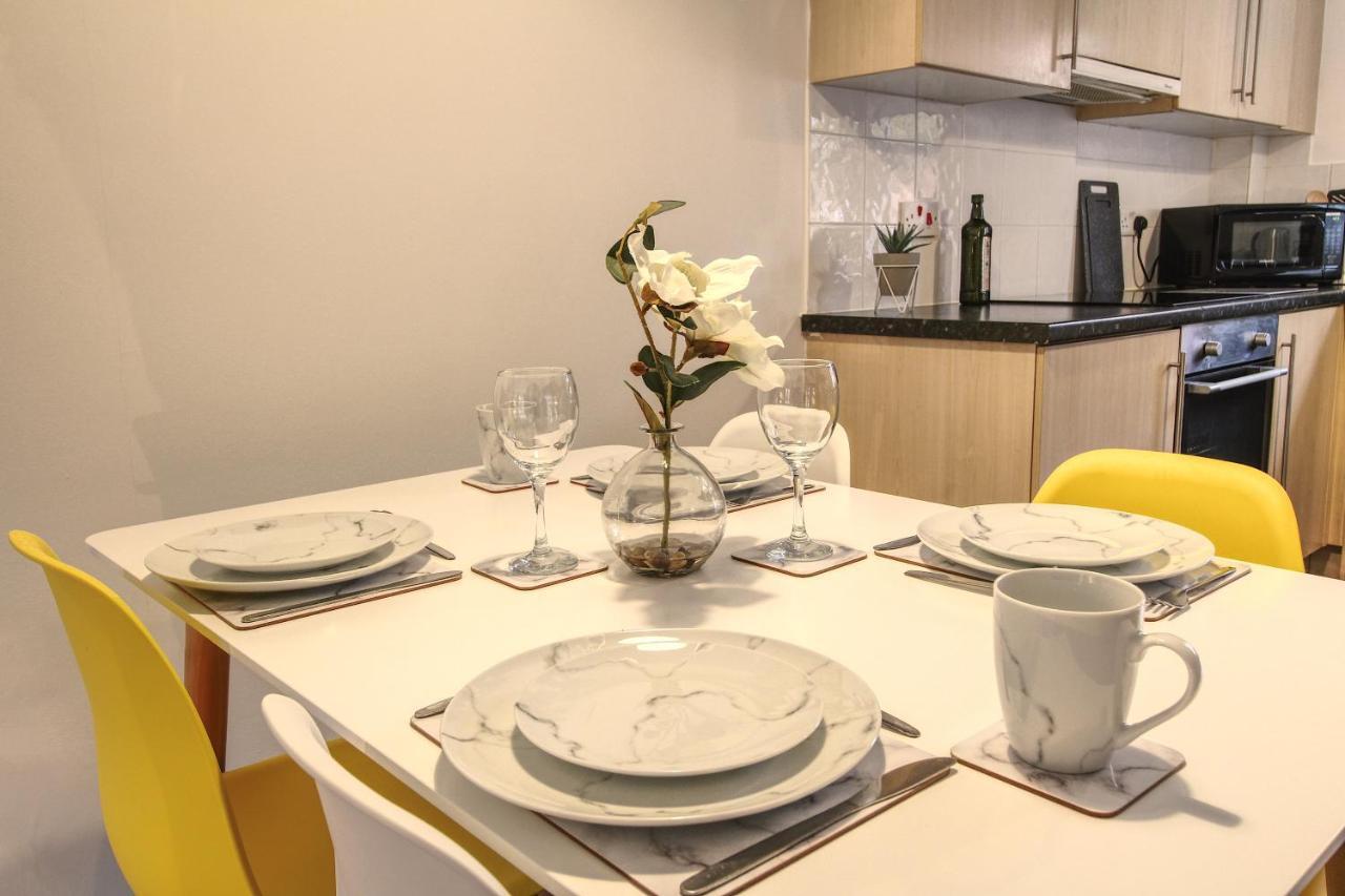 4 Dbl Beds, Modern Apartment, Free Parking And Home-from-home Apartment