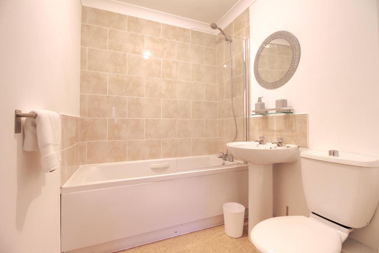 4 Dbl Beds, Modern Apartment, Free Parking And Home-from-home *